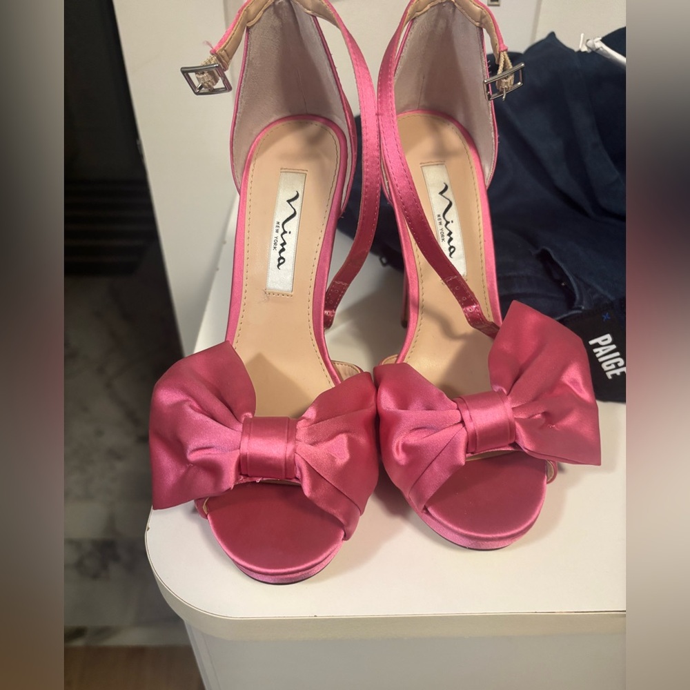 Nina Pink Women's Bow Sandals
Size 7.5
Great condition